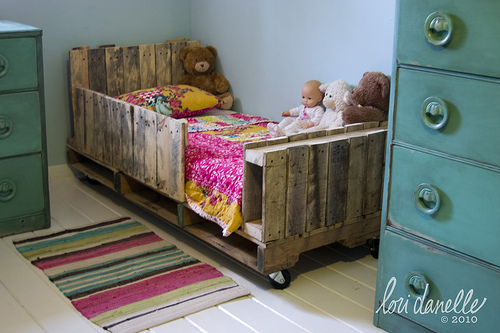 pallet bed pallet bed EcoDIY: Toddler pallet bed